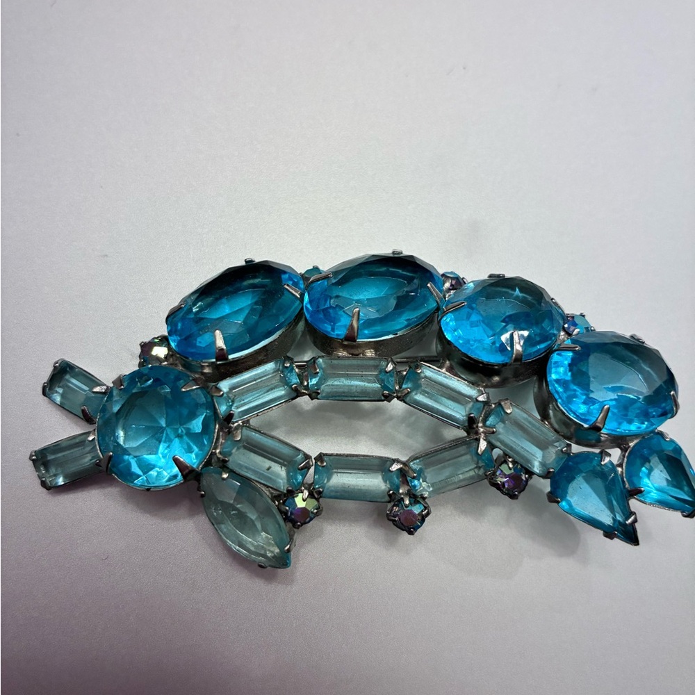 Elegant Blue Gemstone Brooch vintage possible eisenberg?Weiss? Or Juliana?